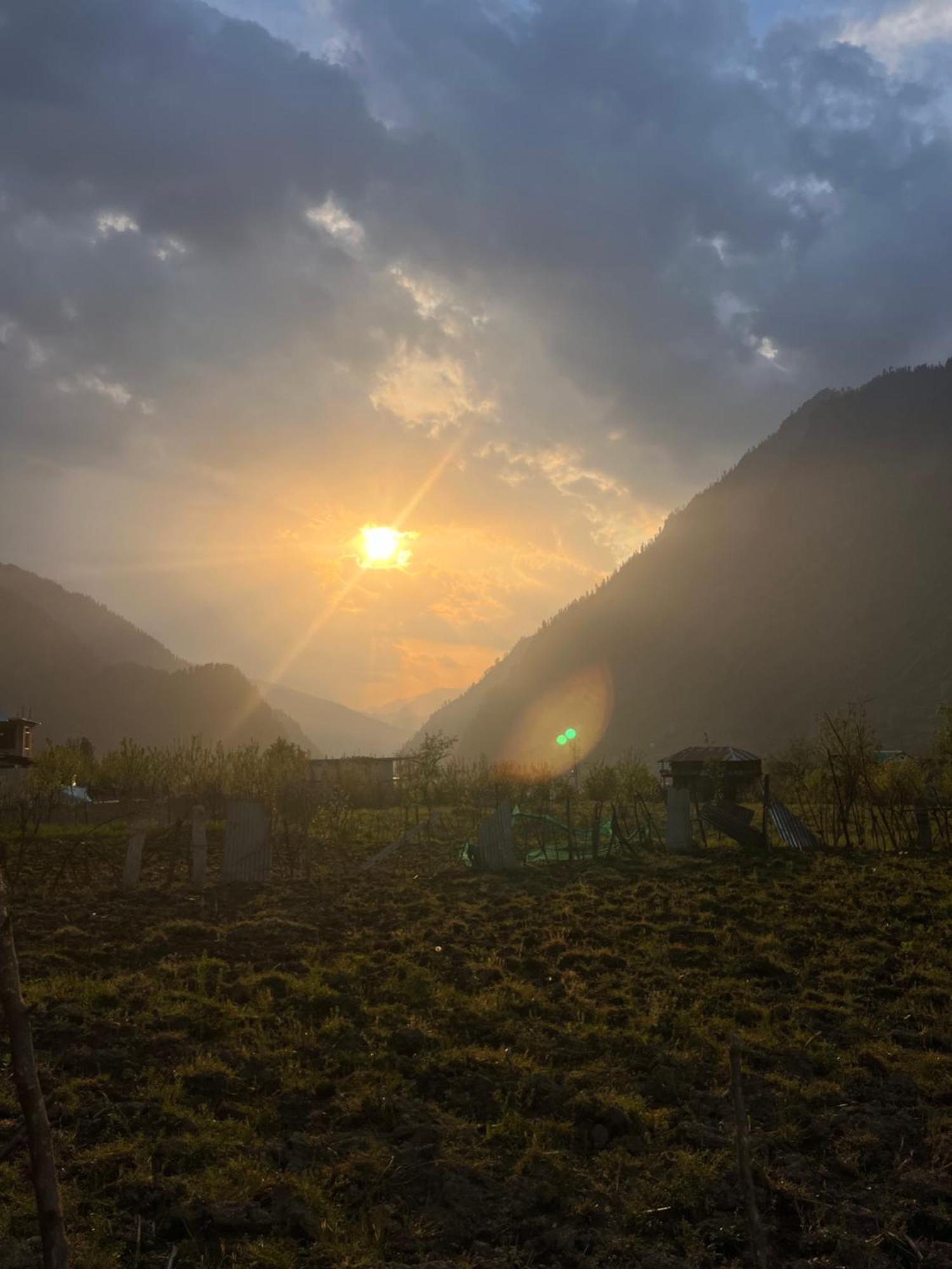 Готель Golden Luck Mann Cafe Kalgha Екстер'єр фото